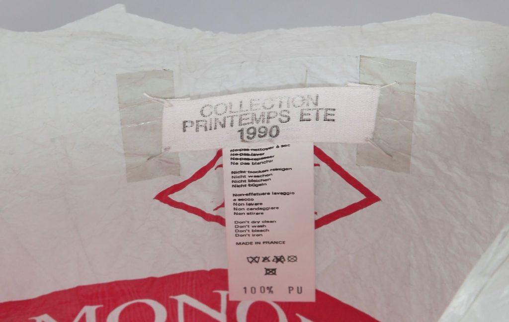 Na dražbe v Paríži sa plastová taška predala za 18 200 eur. Dôvod je ten, že táto igelitka bola topom z dielne dizajnéra Margielu.