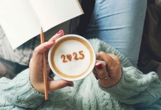 Je tu koniec. Päť rituálov, ktorými môžeš symbolicky uzavrieť rok 2025