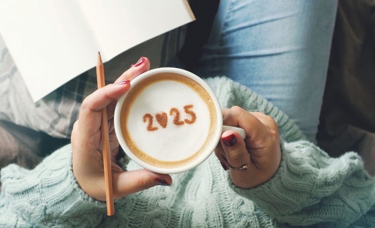 Je tu koniec. Päť rituálov, ktorými môžeš symbolicky uzavrieť rok 2025