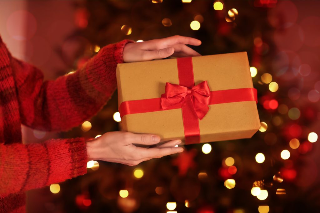 Ako balíš darčeky, taký si človek: toto o tebe prezrádza tvoj štýl balenia