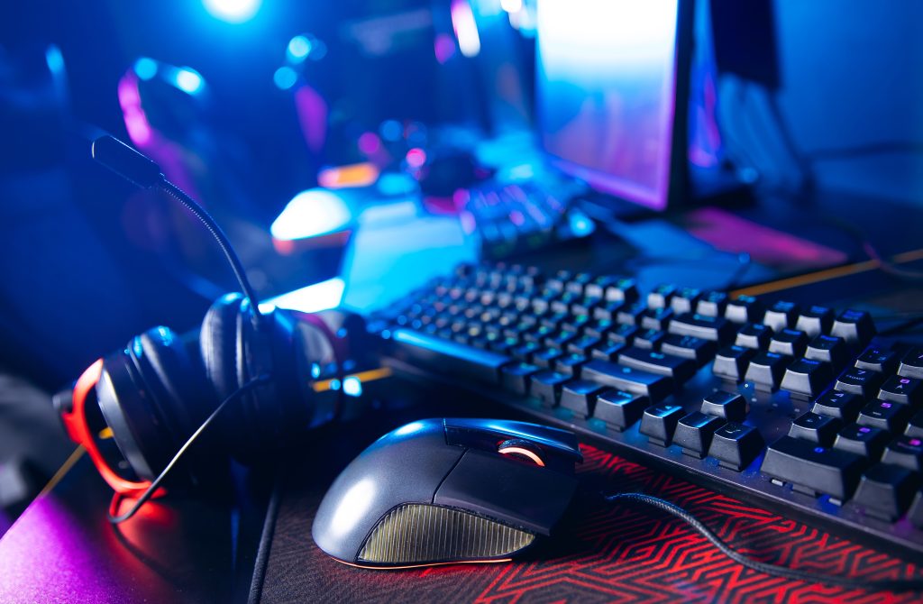 Takmer 80-ročná babička z východu Ukrajiny miluje hrať Counter-Strike a iné hry. Vojna jej bráni vo venovaní sa tejto záľube.