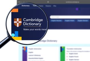 Jeden z najuznávanejších slovníkov sveta vyhlásil slovo roka 2025: Stalo sa ním prídavné meno, ktoré popisuje zvláštnosť doby