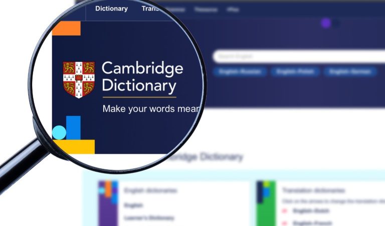 Jeden z najuznávanejších slovníkov sveta vyhlásil slovo roka 2025: Stalo sa ním prídavné meno, ktoré popisuje zvláštnosť doby