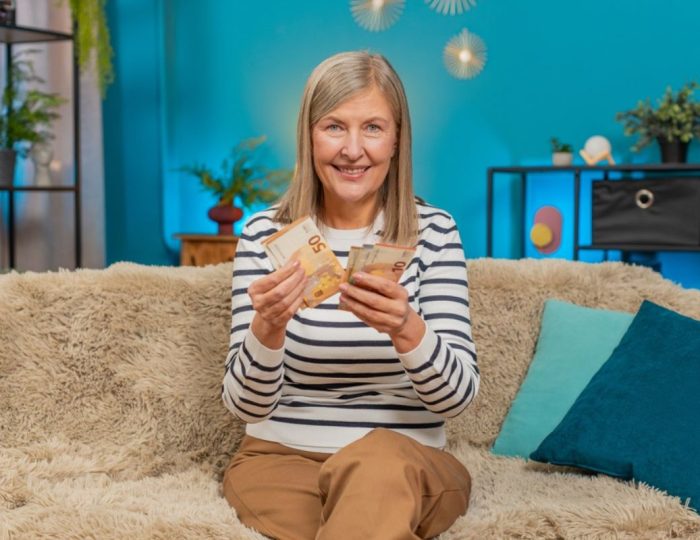 Dôchodcom prídu peniaze navyše. Sociálna poisťovňa vyplatí tento bonus automaticky