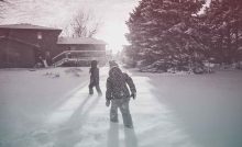 toxický sneh ľudia jedenie guľovanie zima