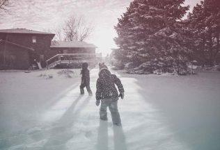 toxický sneh ľudia jedenie guľovanie zima