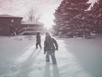 toxický sneh ľudia jedenie guľovanie zima