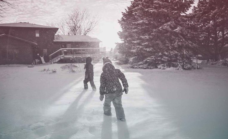 toxický sneh ľudia jedenie guľovanie zima