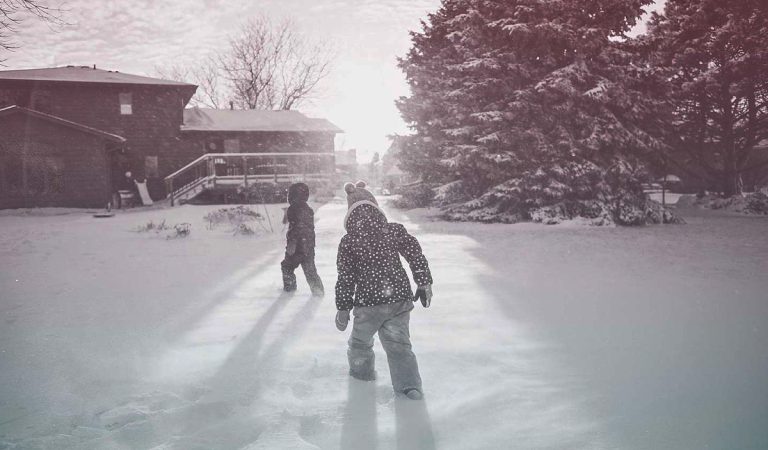 toxický sneh ľudia jedenie guľovanie zima