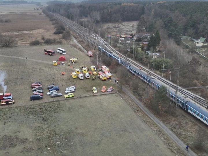 Ďalšia nehoda na trati. Rýchlik sa zrazil s osobným vlakom, desiatky ľudí utrpelo zranenia