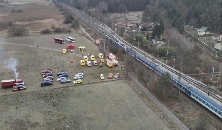 Ďalšia nehoda na trati. Rýchlik sa zrazil s osobným vlakom, desiatky ľudí utrpelo zranenia
