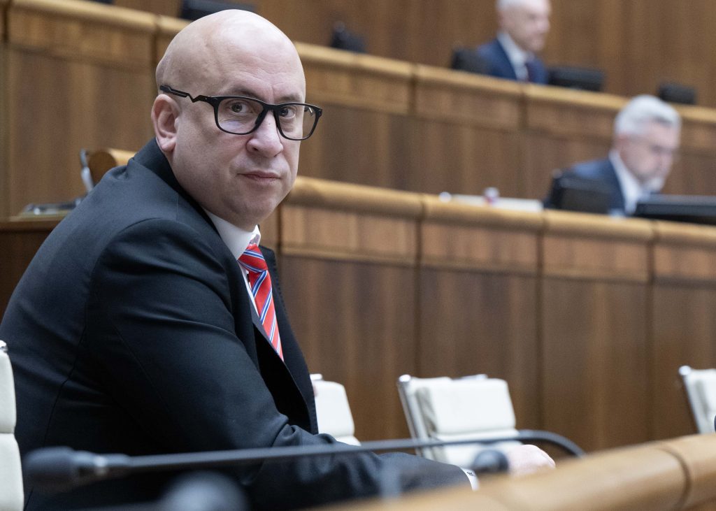 Ďalší deň, ďalšia zlá správa z prostredia slovenskej železničnej dopravy. Na Liptove sa takmer zrazili dva vlaky.