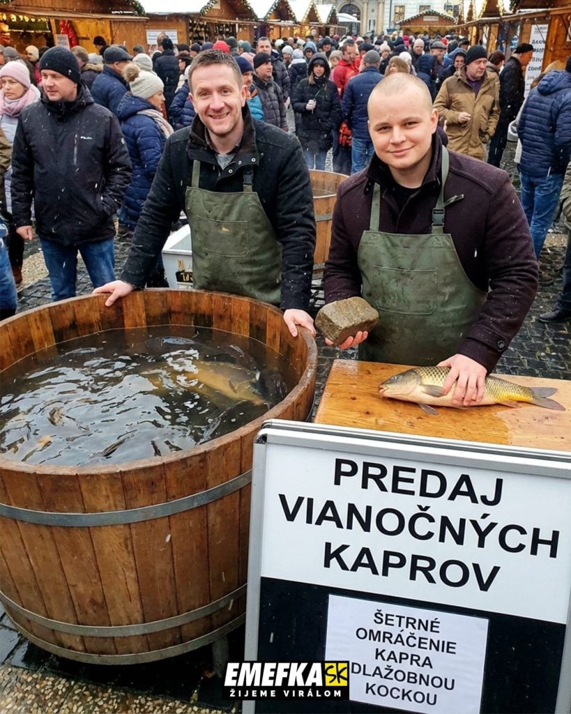 Ako by vyzerali vianočné trhy, ak by miesto stánkarov zaujali výrazné osobnosti slovenskej politickej scény?