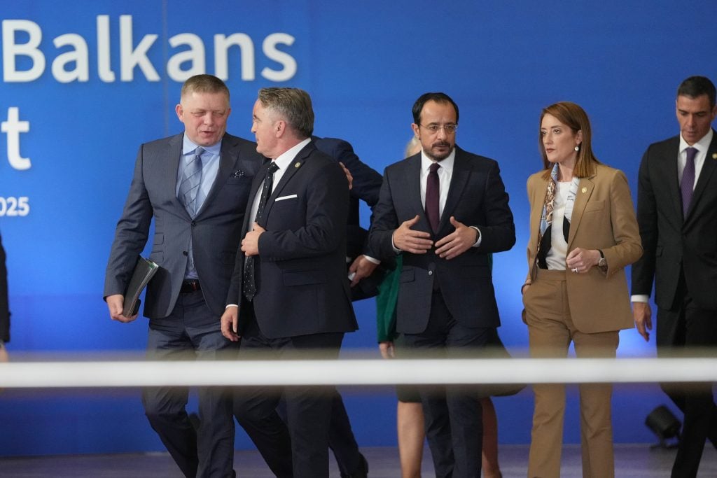 Vládny špeciál SR, ktorým bol do Bruselu dopravený premiér Robert Fico, mal nehodu. Po posúdení škôd uznali, že nie je letuschopný.