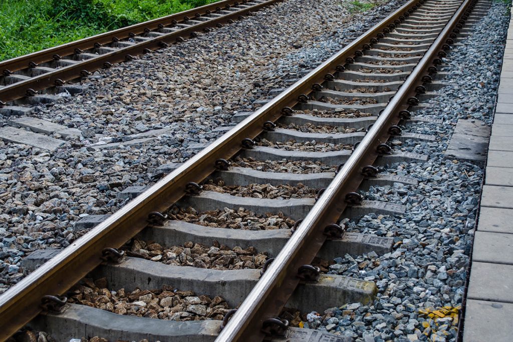 Železnice slovenskej republiky upozornili na mimoriadnu udalosť na úseku Šaľa - Trnovec nad Váhom. Pri trati tam bola nájdená výbušnina.