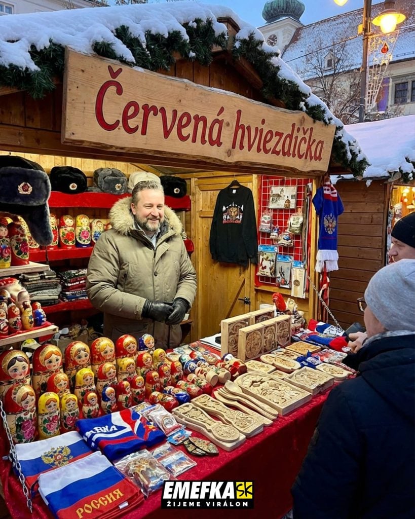 Ako by vyzerali vianočné trhy, ak by miesto stánkarov zaujali výrazné osobnosti slovenskej politickej scény?