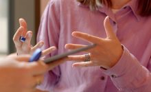 gestá rúk ľudia správanie rečník rečnenie rozprava psychológia