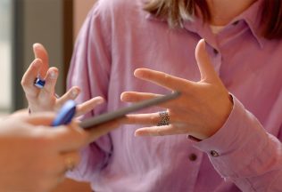 gestá rúk ľudia správanie rečník rečnenie rozprava psychológia