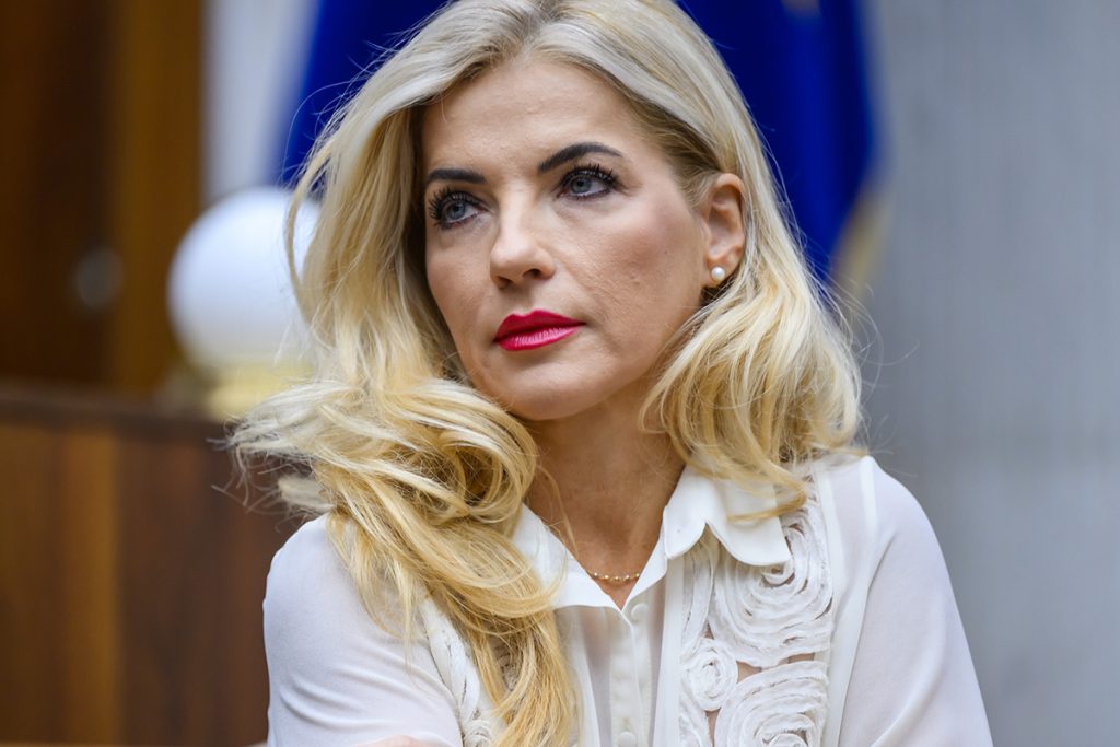 Kaderník skritizoval účesy slovenských političiek