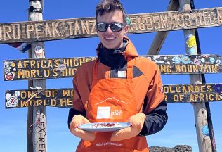 Najprv halušky na Kilimandžáre, potom šach v Himalájach. Slovák Lukáš búra kuriózne rekordy