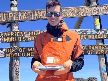 Najprv halušky na Kilimandžáre, potom šach v Himalájach. Slovák Lukáš búra kuriózne rekordy