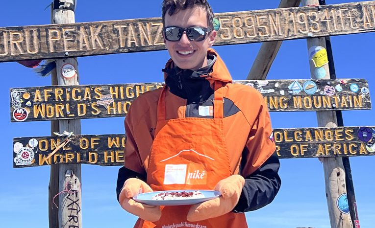 Najprv halušky na Kilimandžáre, potom šach v Himalájach. Slovák Lukáš búra kuriózne rekordy