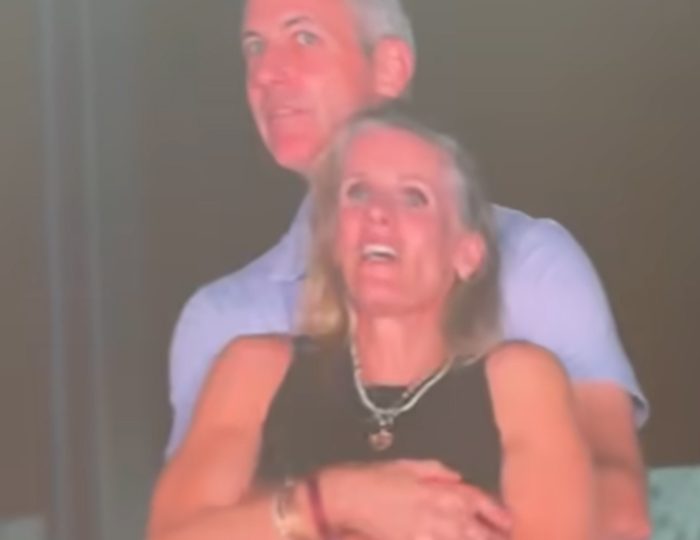 Žena zo škandálu na koncerte Coldplay konečne prehovorila. Deti sa za ňu hanbia, priznáva