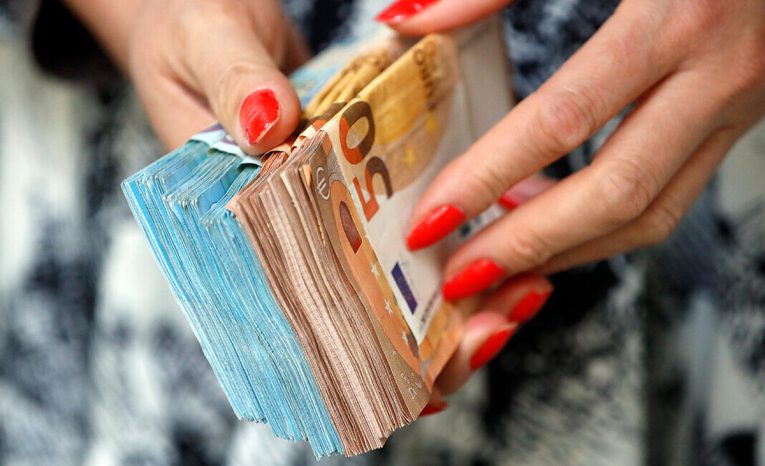 peniaze úvery hypotéky slovensko slováci banky