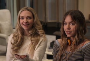 Napínavé aj zábavné. Nový triler Pomocníčka si podmanil kritikov aj divákov