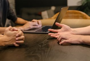 prepúšťanie vyhodenie práca ľudia zamestnanci