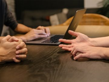 prepúšťanie vyhodenie práca ľudia zamestnanci