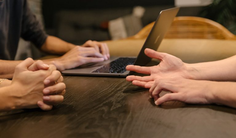 prepúšťanie vyhodenie práca ľudia zamestnanci