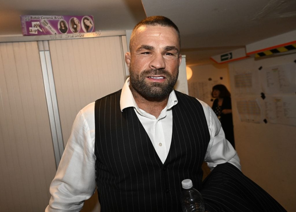 MMA hviezda Karlos Vémola mal deň pred Vianocami návštevu. Namiesto Ježiška k nemu zavítali policajti a colníci.