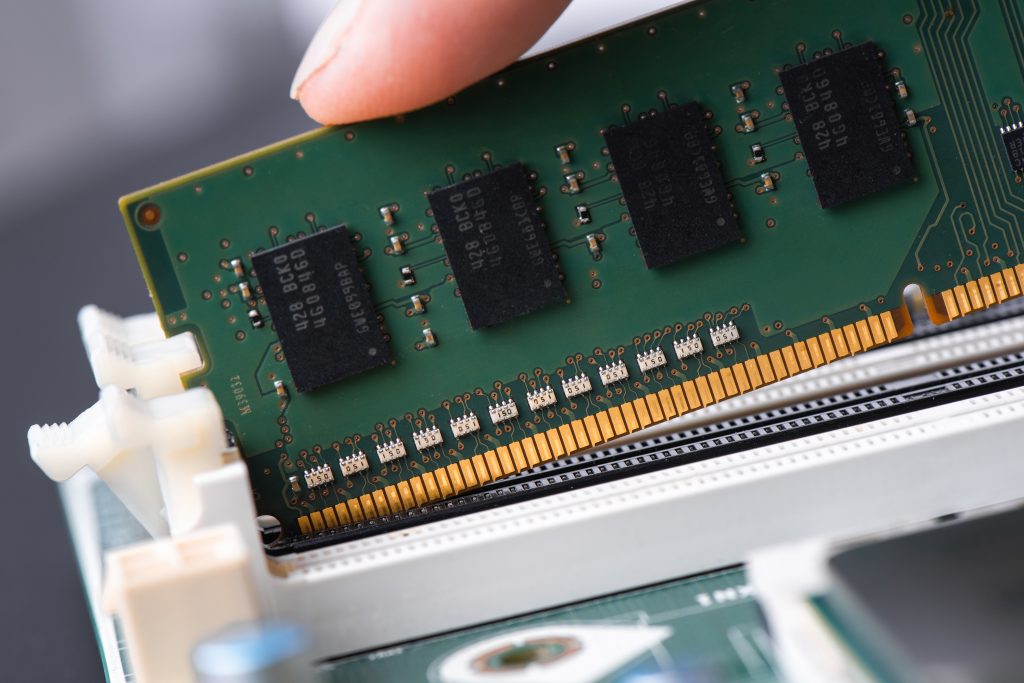 Smartfóny a počítače zažívajú prudký nárast cien. Ide o výsledok súhry niekoľkých faktorov, na ktoré dopláca zákazník.