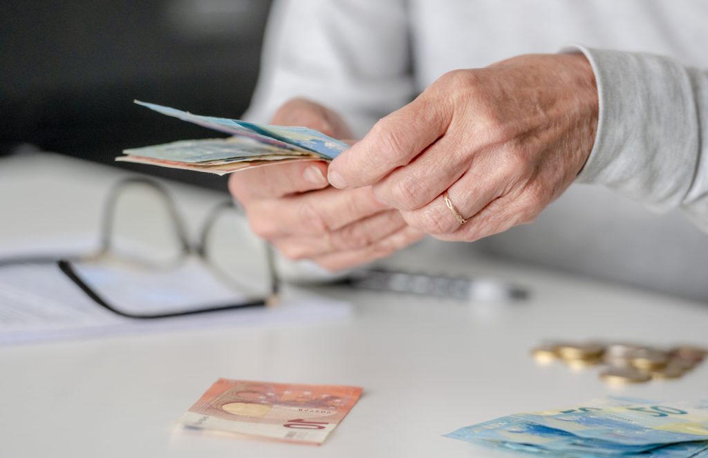 Od budúceho roku sa budú dôchodky zvyšovať. Ich novú výšku v roku 2026 ovplyvnia viaceré faktory a ukazovatele.