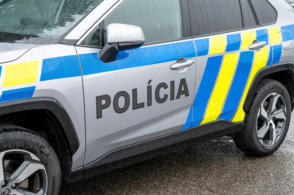 Polícia informovala o zásahu na mieste nehody. Nehoda autobusu pri Lučenci si vyžiadala niekoľko zranených osôb.