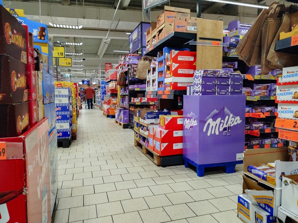 Ako budú otvorené slovenské obchodné reťazce cez sviatky? Takto vyzerajú ich otváracie hodiny na prelome rokov 2025 a 2026.