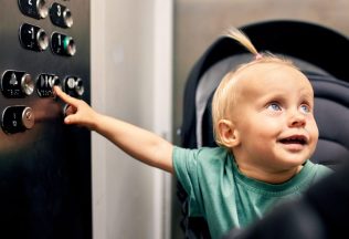 "Oci, aj ty máš chlpy tam, kde cikáš?"