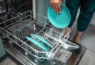 Týchto 8 vecí nedávaj do umývačky riadu. Jedno umytie ich môže úplne odpísať