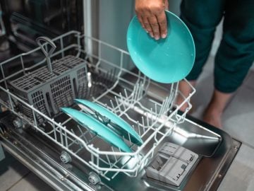 Týchto 8 vecí nedávaj do umývačky riadu. Jedno umytie ich môže úplne odpísať