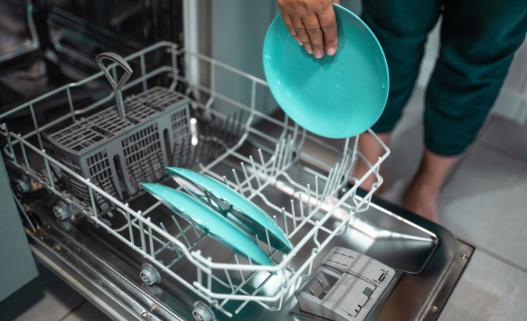 Týchto 8 vecí nedávaj do umývačky riadu. Jedno umytie ich môže úplne odpísať