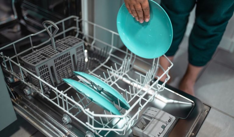 Týchto 8 vecí nedávaj do umývačky riadu. Jedno umytie ich môže úplne odpísať