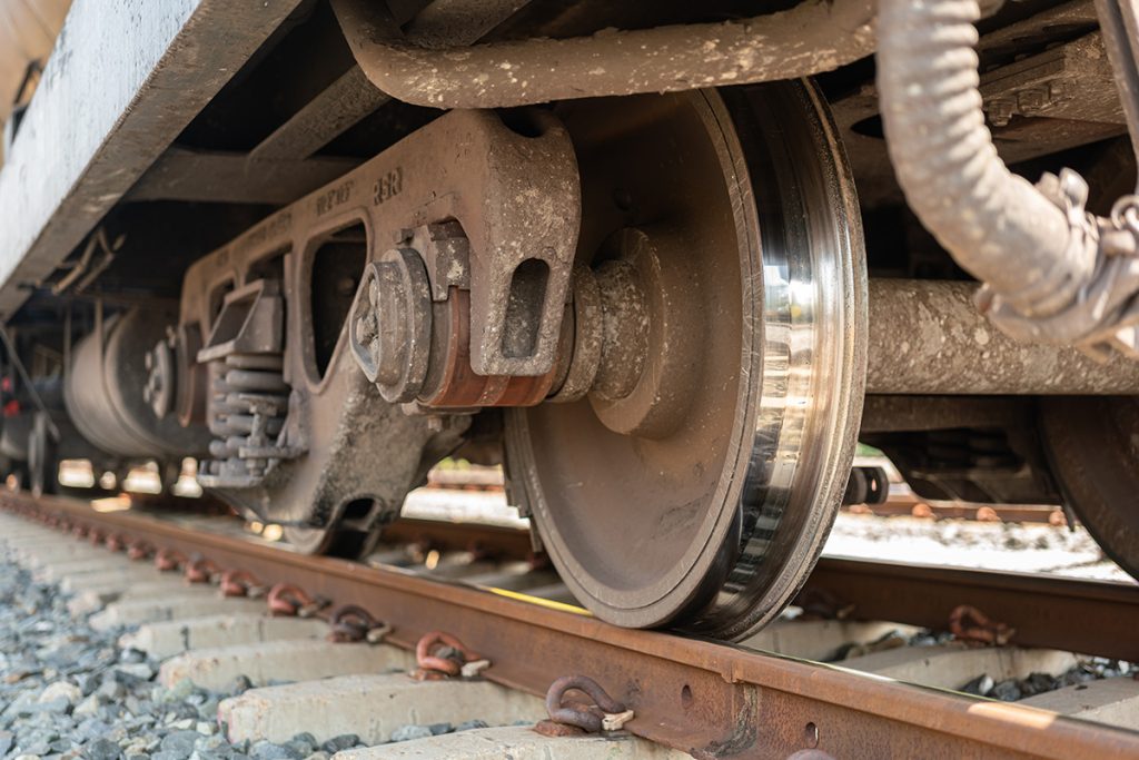 V poslednej dobe môžeme sledovať jednu nehodu na železniciach za druhou. Dnes sa vykoľajil vozeň vlak pri Hlohovci.