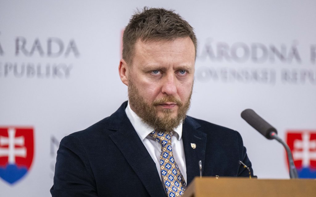 Splnomocnenec vlády pre preverenie procesu riadenia a manažovania zdrojov počas pandémie COVID-19 Peter Kotlár je obvinený.