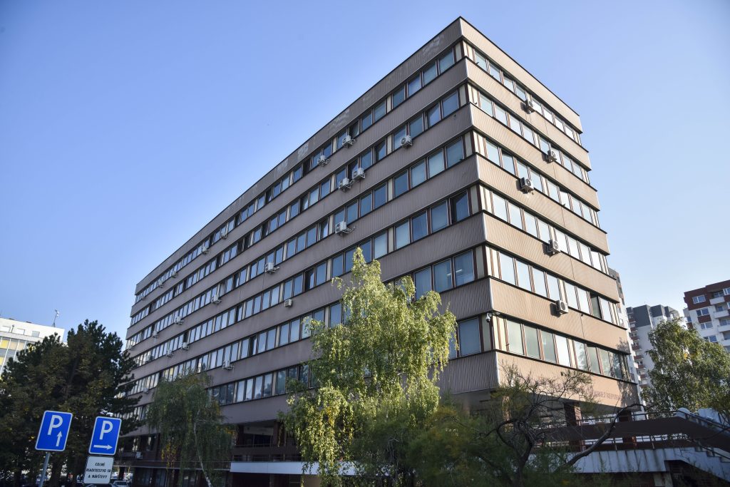 Budovu Finančnej správy na Mierovej ulici v Bratislave evakuovali po tom, čo bol vyhlásený bombový poplach na základe vyhrážok.