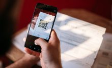 QR platby ľudia financie peniaze platby finančná správa