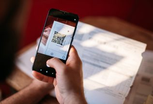 QR platby ľudia financie peniaze platby finančná správa