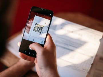 QR platby ľudia financie peniaze platby finančná správa