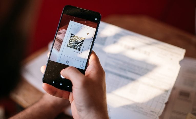 QR platby ľudia financie peniaze platby finančná správa