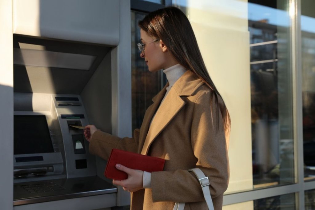 Podvodníci našli nový spôsob, ako sa dostať k vašim peniazom: Platíte kartou alebo mobilom? Táto metóda je bezpečnejšia